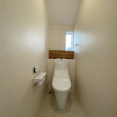 ナチュラルな広々空間のトイレ