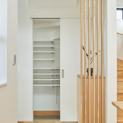 白×木の爽やかな玄関スペース