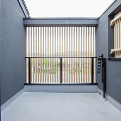 格子が印象的なバルコニー