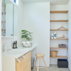 清潔感に溢れた洗面所スペース