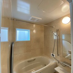 清潔感と開放感のあるホワイトベースの浴室