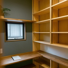 生活スタイルに合わせた造作棚のある書斎