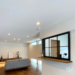 空間に奥行きを感じさせる室内窓