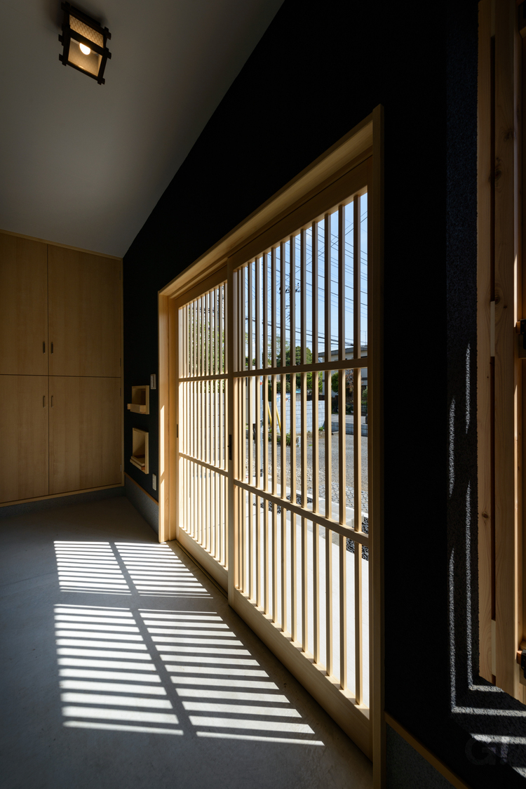 木の格子からの自然光が美しい江戸町屋の玄関