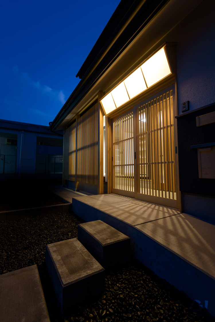 格子からの灯りが美しく惹きたてる和風住宅の玄関アプローチ