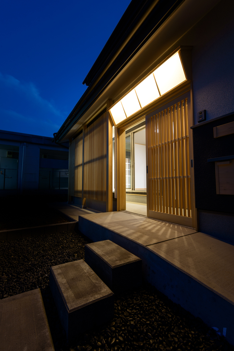 和風住宅の夜も心地よい灯りが出迎える玄関アプローチ