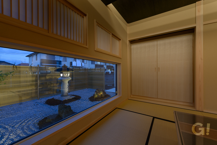 和風住宅の幻想的な日本庭園が室内を彩るこだわりの和室空間の写真