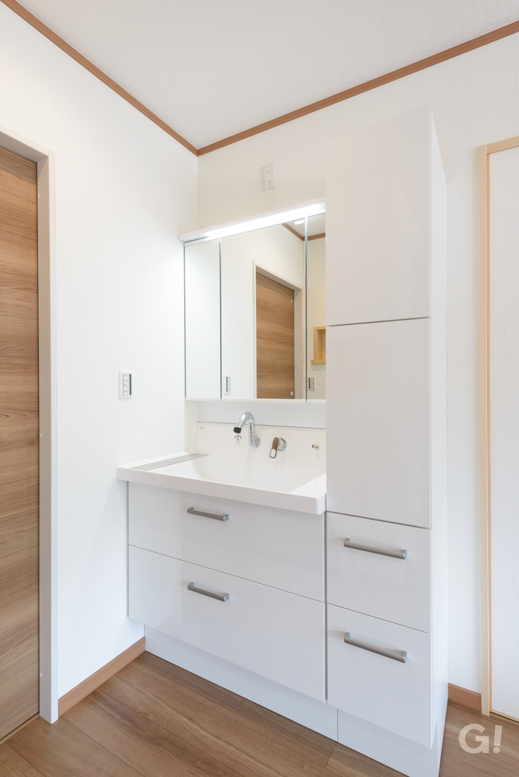 和風住宅の機能性も叶える美しい造作洗面スペースの写真