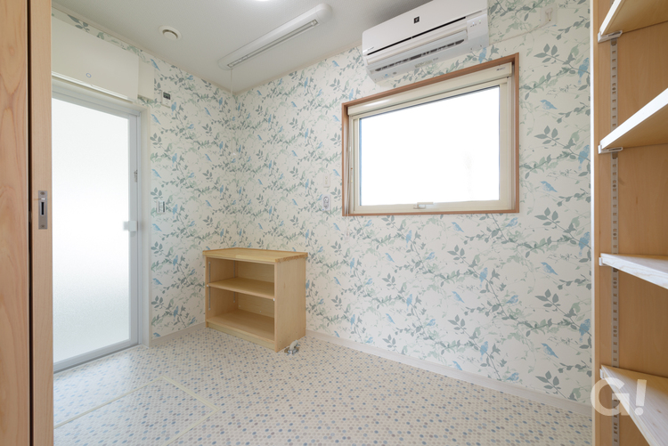 アクセントクロスがオシャレで清潔感あふれる和風住宅のランドリールームの写真