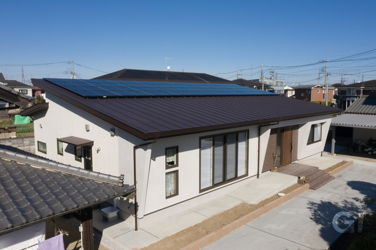 和モダン住宅の大きな屋根で豊かで便利な暮らしになる平屋住宅