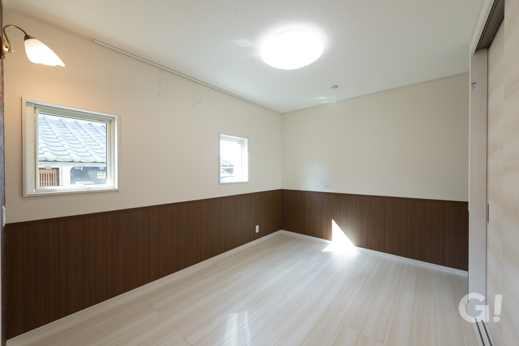 和モダン住宅の腰壁をアクセントにした明るく快適な洋室