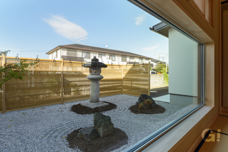 和風住宅の美しい日本庭園を眺めるのびやかな暮らし