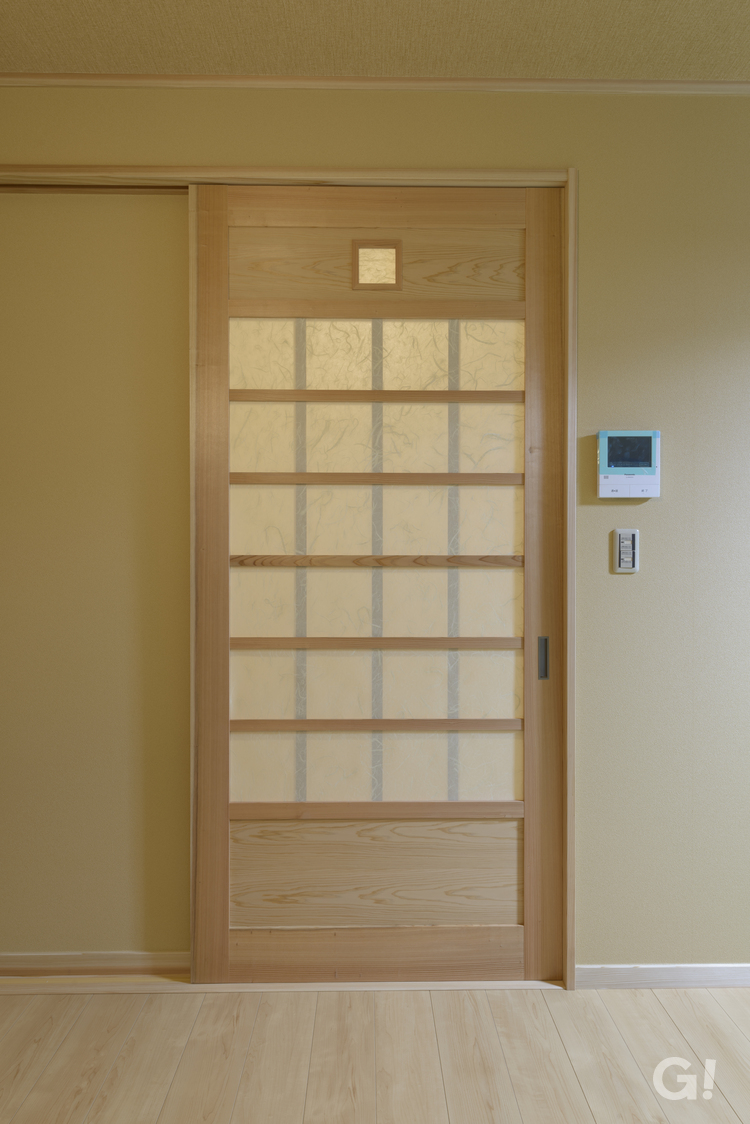 精巧な木細工の和風なドア