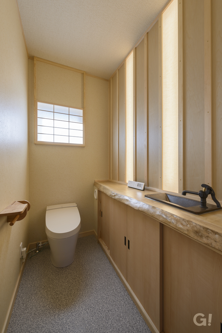木の質感あふれる柔らかい光差し込むトイレのある注文住宅の写真