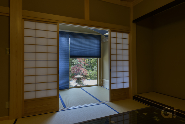 美しい日本庭園が顔をだす和室の写真