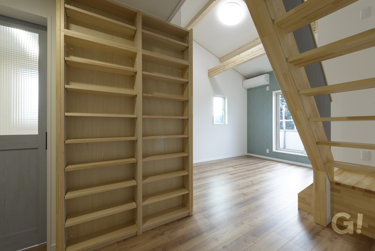 デッドスペースになりがちな壁を有効活用した天然素材木の可動式収納棚