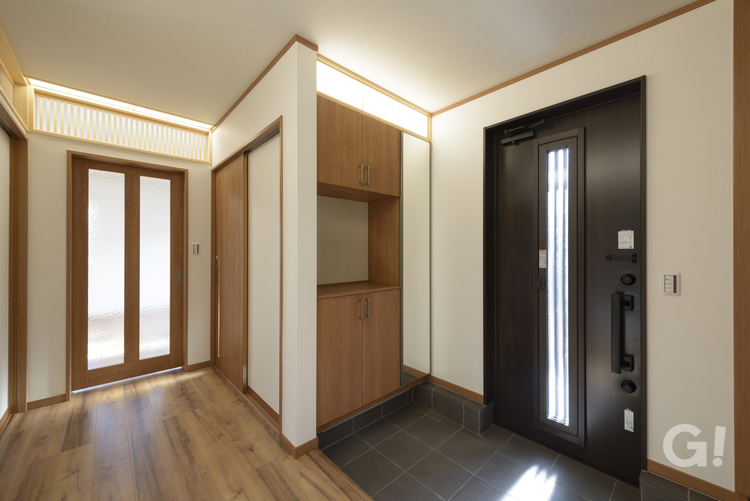 和モダン住宅の幅広玄関ドアが快適な空間の写真