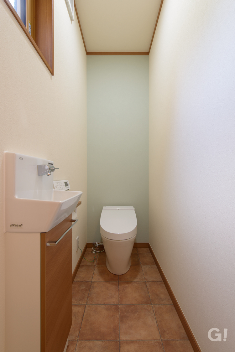 開放感が生まれる和風モダン住宅のタンクレストイレの写真