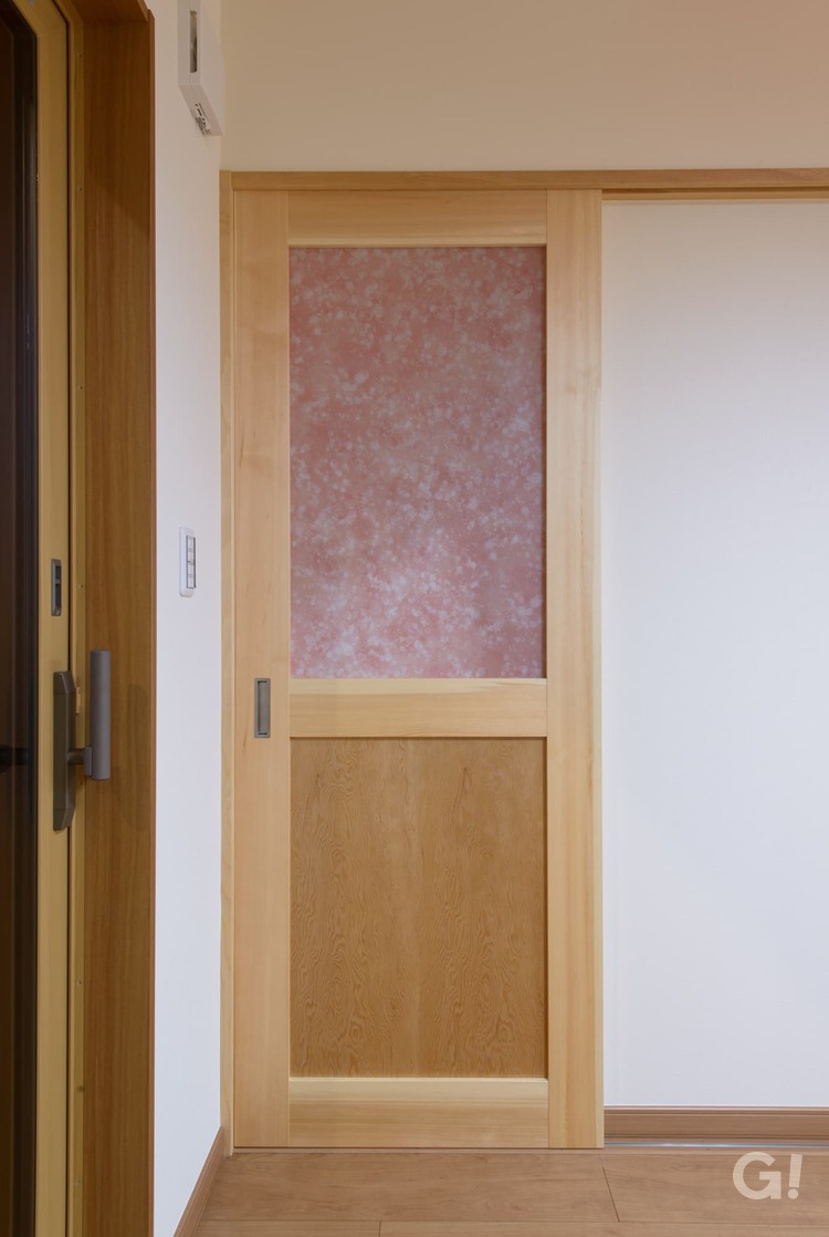 『開け閉め安心＆安全でピンク色の和紙で可愛らしい引き戸がいい！和モダンな廊下』の写真