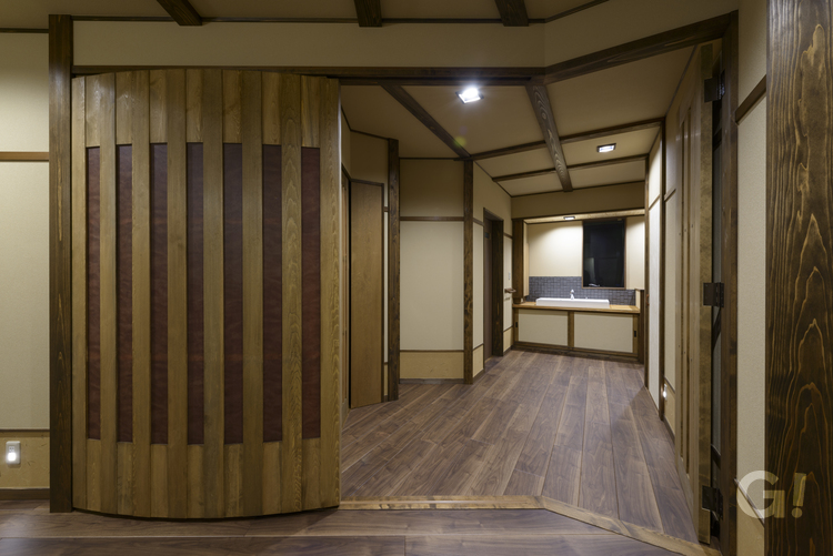 個性的なデザインの木透かし扉が空間のアクセントになる和モダンなホール
