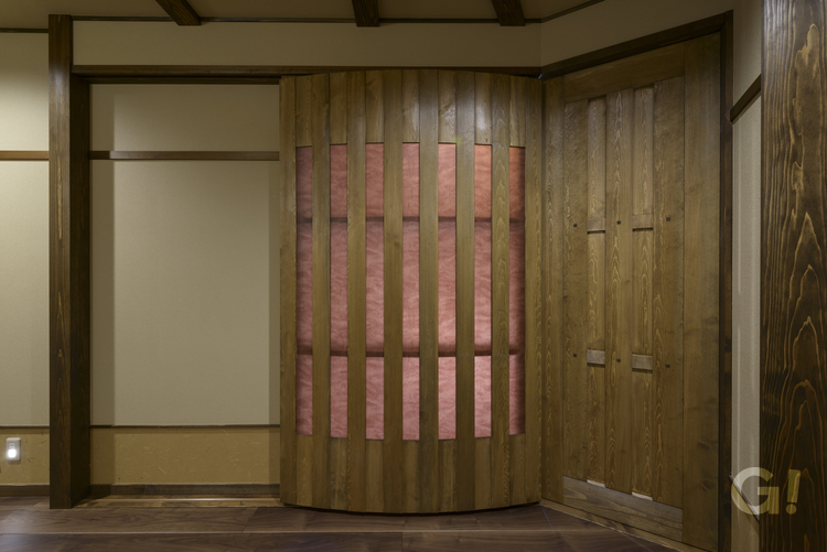 桜色で個性的なデザインの透かし開き戸がお洒落！和モダンなホール