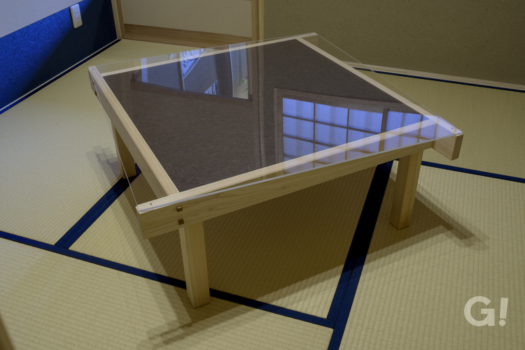 ガラス天板がお洒落なテーブルが空間のアクセント！和モダンな和室
