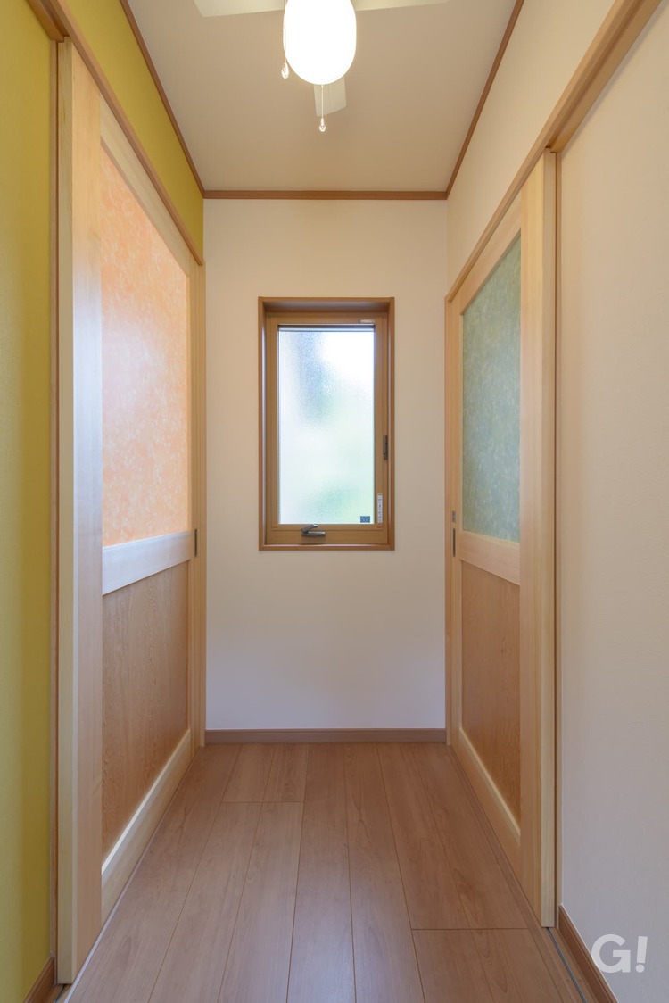 カラフルな和紙の透かしドアが空間のアクセントになる和モダンな廊下