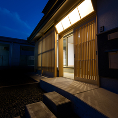 和風住宅の夜も心地よい灯りが出迎える玄関アプローチ
