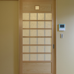 精巧な木細工の和風なドア