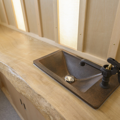 自然木の一枚板が支える歴史を感じる井戸式水道の手洗い空間