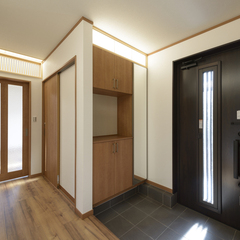 和モダン住宅の幅広玄関ドアが快適な空間