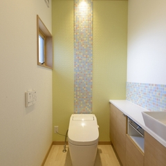 デザインクロスが映える色合い楽しいトイレ