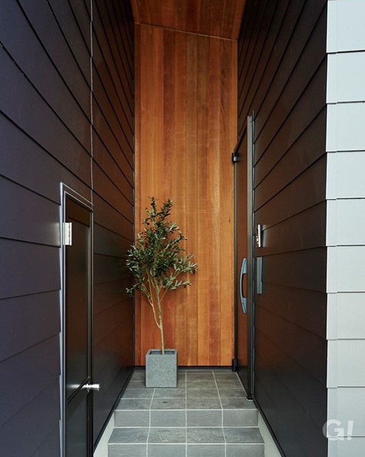木の素材を魅せる素敵な玄関ポーチの写真