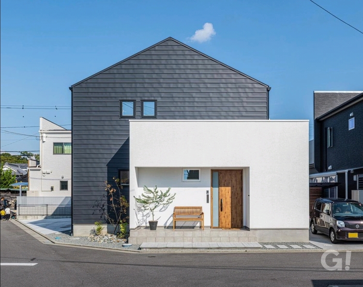 白と黒のコントラストが美しい三角屋根の家。の写真