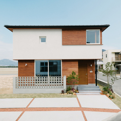 白と自然素材が奏でるナチュラルな外観