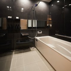 上質な雰囲気の浴室