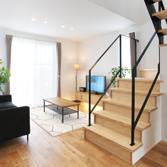 自然素材が映える広いリビング