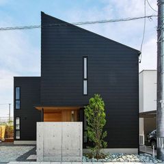 スタイリッシュな片流れ屋根の外観