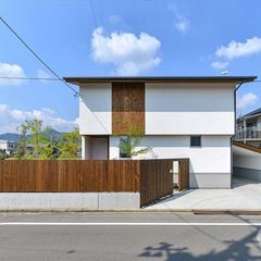青空に映えるシンプルな外観