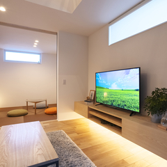 間接照明を使用した落ち着くリビング