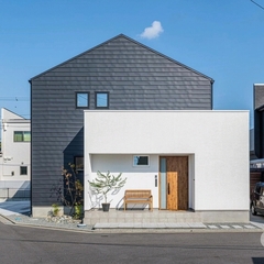白と黒のコントラストが美しい三角屋根の家。