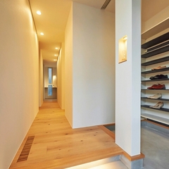 空間を生かしたラグジュアリーモダンな玄関