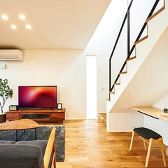 階段下を有効活用した光の溢れる家