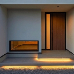 夜の玄関を彩る間接照明