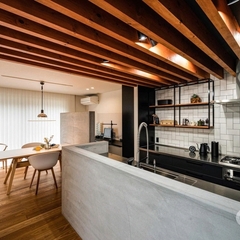 木の温もりとモダンなデザインが融合した家