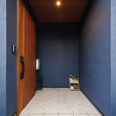 ダークカラーの塗り壁の玄関