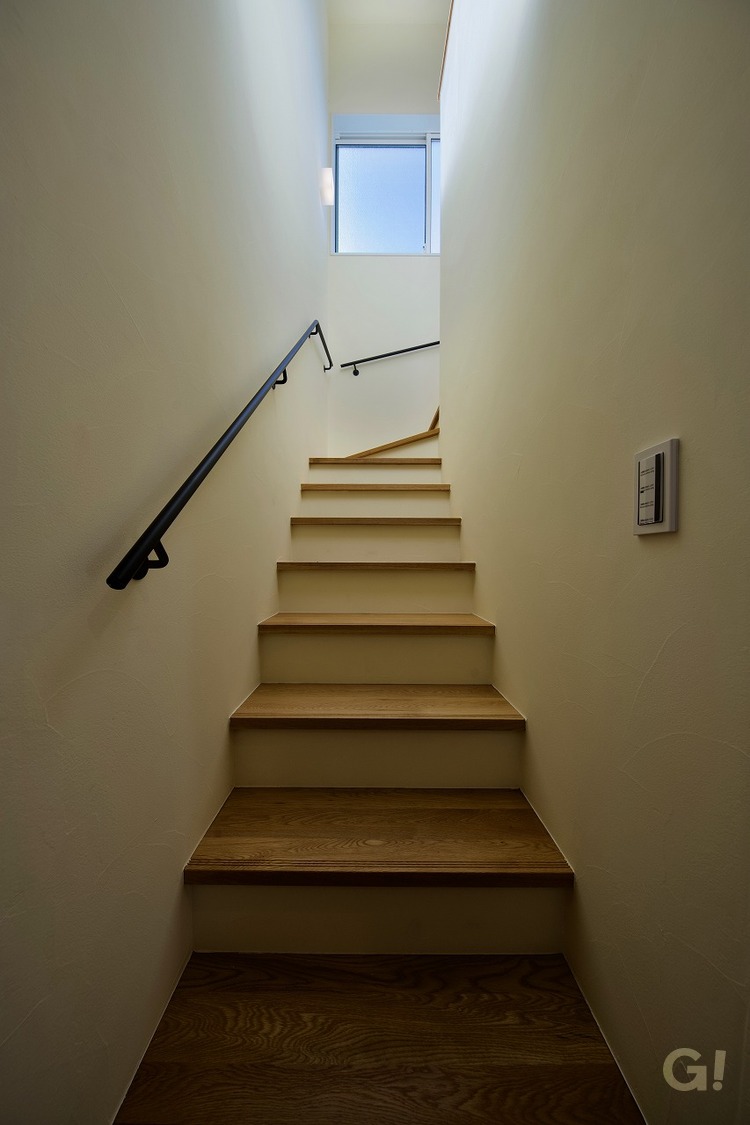 シンプルでおしゃれな階段の写真