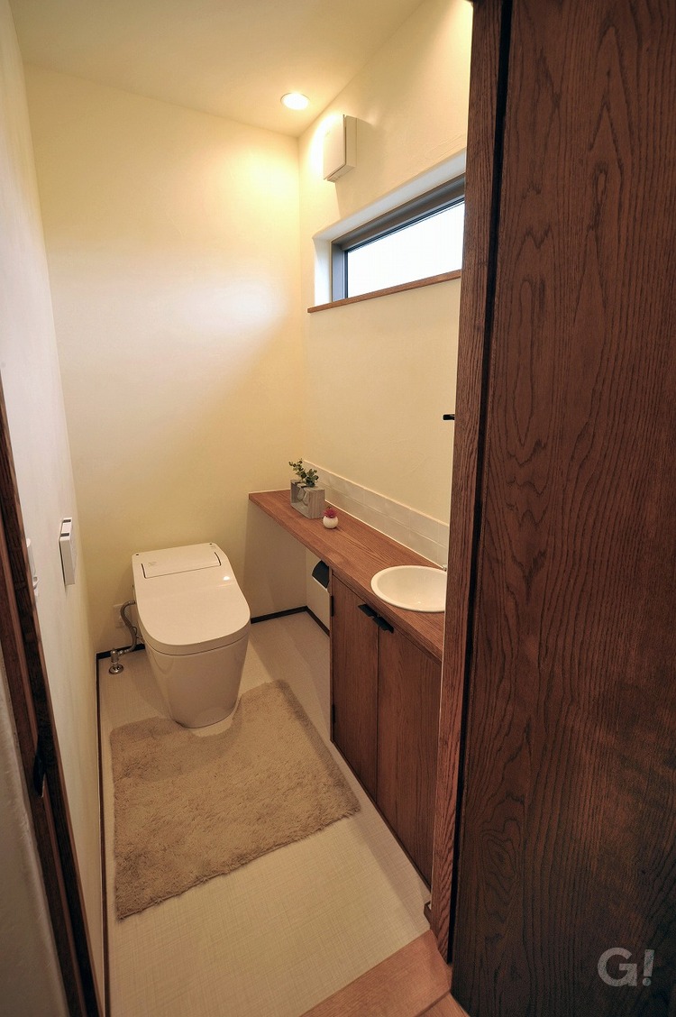 ナチュラルテイストの清潔感のあるトイレの写真