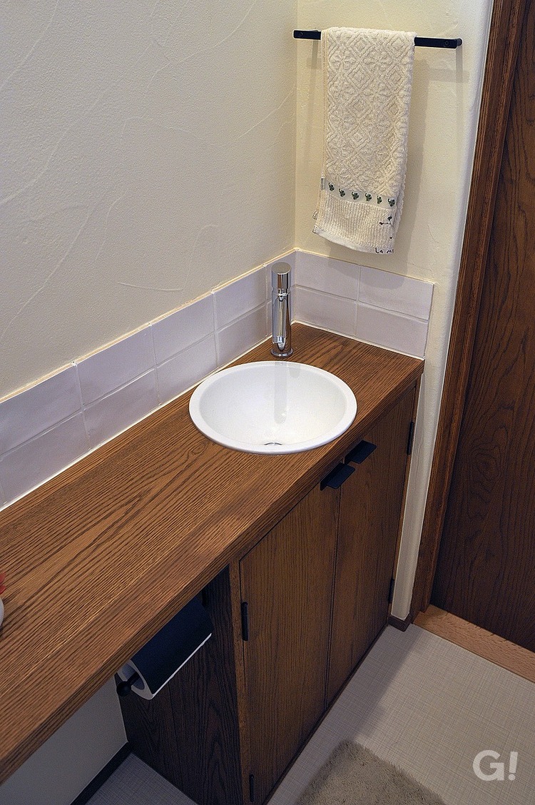 ナチュラルテイストの清潔感のあるトイレの写真