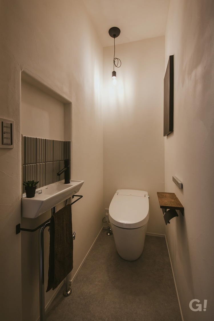 グレーリッシュで統一されたおしゃれな家のトイレ